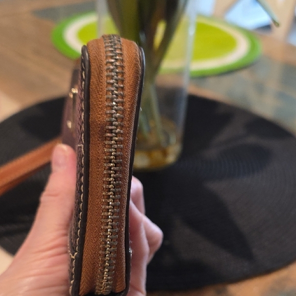 VINTAGE Dooney & Bourke Wristlet - Picture 5 of 8